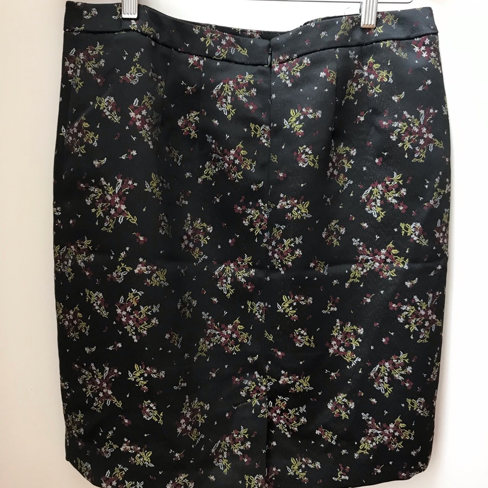 Loft skirt -  satin and « embroidery » - delicate motif -